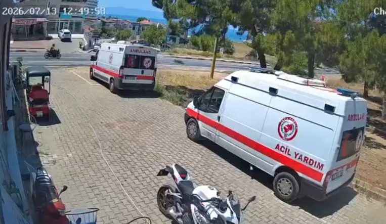 İZMİR'DE ÖLÜMLÜ KAZA ANI KAMERADA KORKUNÇ KAZADA 26 YAŞINDAKİ GENÇ HAYATINI KAYBETTİ