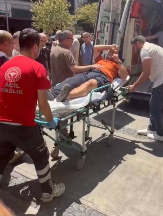 İZMİR'DE SİLAHLI SALDIRI: KAÇMAYA ÇALIŞAN SALDIRGANI TRAFİK POLİSİ YAKALADI