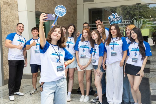 YAŞAR ÜNİVERSİTESİ'NDE TEKNOLOJİ ODAKLI TERCİH GÜNLERİ GELECEĞİN ÜNİVERSİTELİLERİNE YAPAY ZEKA DESTEKLİ TERCİH REHBERLİĞİ