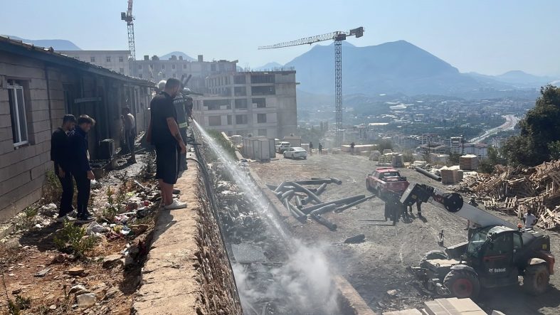 ALANYA'DA İNŞAAT BORULARI ALEV ALDI, YANGIN YATAKHANEYE SIÇRADI YANGINDA YARALANAN OLMAZKEN, YATAKHANENİN BİR KISMINDA HASAR MEYDANA GELDİ