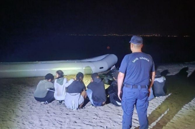 İZMİR'DE SAHİL GÜVENLİKTEN ÇİFTE OPERASYON: 31 GÖÇMEN YAKALANDI