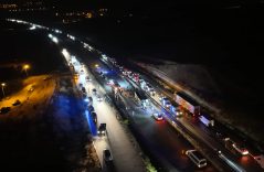 KIRIKKALE'DEKİ OTOBÜS KAZASINDA 29 KİŞİ YARALANDI DEVRİLEN OTOBÜS HAVADAN GÖRÜNTÜLENDİ