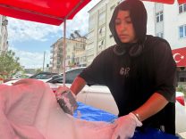 BABASININ TOROSLARIN ZİRVESİNDE AĞAÇ MOTORUYLA KESİP GETİRDİĞİ KARLAR, 14 YAŞINDAKİ KÜBRA'NIN TEZGÂHINDA ALICI BULUYOR 2 BİN 350 METRE RAKIMLI GÜNDOĞMUŞ EĞRİGÖL YAYLASI ZİRVELERİNDEN GETİRİLEN KARLAR, KÜBRA'NIN ELLERİNDE GELENEKSEL LEZZET KARLAMAYA DÖNÜŞÜYOR 14 YAŞINDAKİ KIZ ÇOCUĞU BABASIYLA OMUZ OMUZA VERİP AİLE EKONOMİSİNE DESTEK SAĞLIYOR