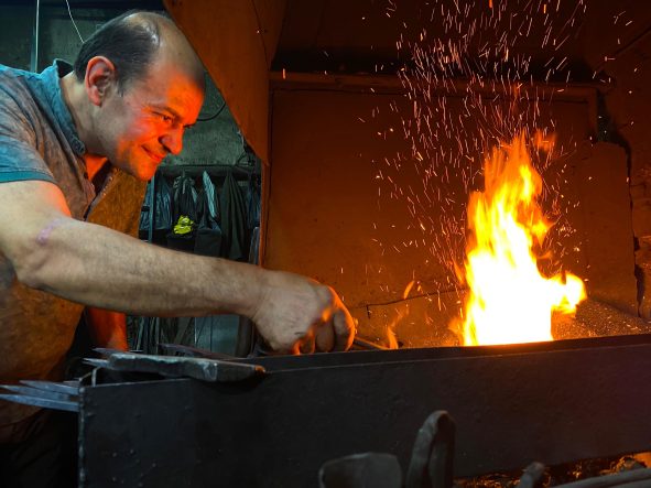 BİN 200 DERECELİK ATEŞTE DEMİRİ SANATA DÖNÜŞTÜRÜYORLAR