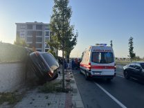 TEKİRDAĞ'DA KALDIRIMI AŞAN OTOMOBİL DUVARDA YAN DURDU
