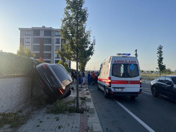 TEKİRDAĞ'DA KALDIRIMI AŞAN OTOMOBİL DUVARDA YAN DURDU
