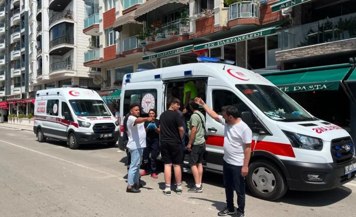 SİNOP'TA İKİ MOTOSİKLET ÇARPIŞTI: 3 YARALI