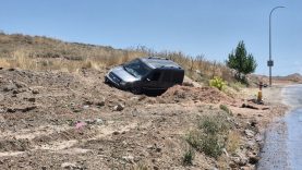 ESKİŞEHİR'DE HAFİF TİCARİ ARAÇ TOPRAK ALANA SAVRULDU: 2 YARALI