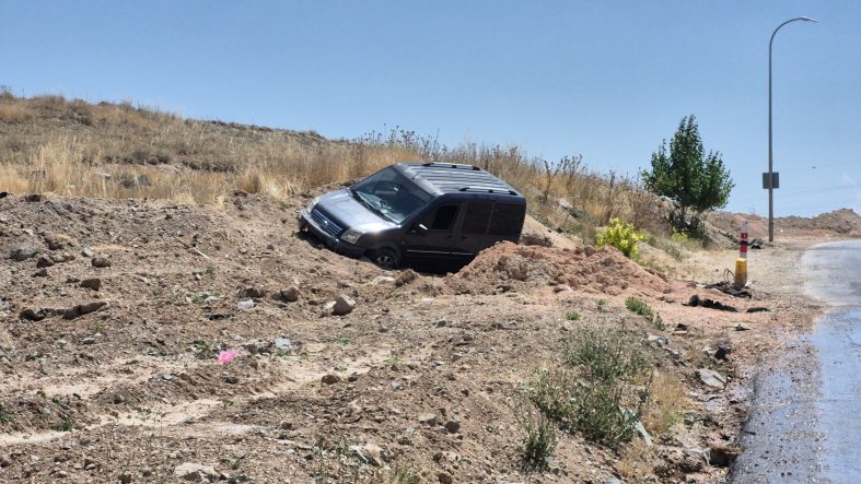 ESKİŞEHİR'DE HAFİF TİCARİ ARAÇ TOPRAK ALANA SAVRULDU: 2 YARALI
