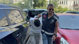 KIZ ARKADAŞININ KOLLARINI KIZGIN KEPÇEYLE YAKTI