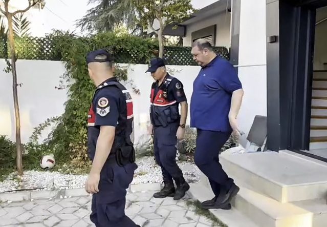 MENDERES BELEDİYESİ SORUŞTURMASINDA 16 ŞÜPHELİ ADLİYEYE SEVK EDİLDİ