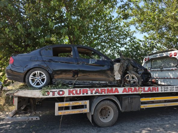 OTOMOBİL KONTROLDEN ÇIKIP AĞACA ÇARPTI, FACİADAN DÖNÜLDÜ
