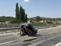 UŞAK'TA TAKLA ATARAK KARŞI ŞERİDE GEÇEN OTOMOBİLDE AYNI AİLEDEN 4 KİŞİ YARALANDI