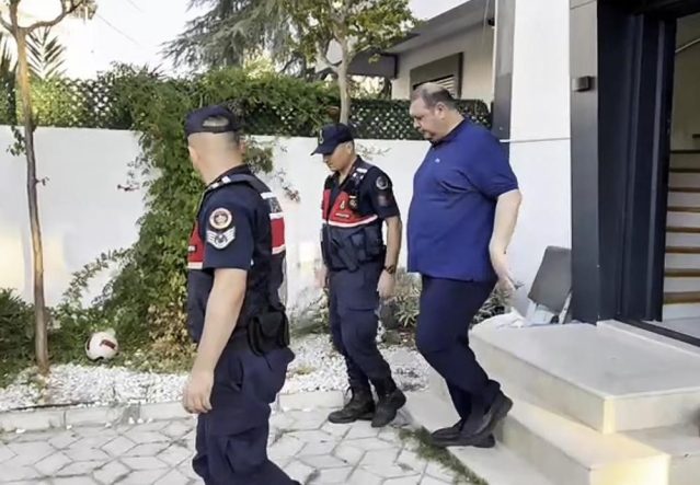 MENDERES BELEDİYE BAŞKANI İLKAY ÇİÇEK TUTUKLANDI