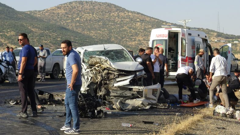 BATMAN'DA PİKAP İLE HAFİF TİCARİ ARAÇ ÇARPIŞTI: 7 YARALI
