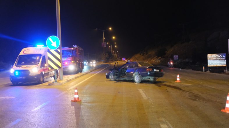 KARAMAN'DA OTOMOBİLLER ÇARPIŞTI: 3 YARALI