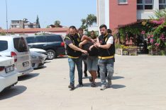 MEZARLIKTA KAPKAÇ YAPTILAR, ÇALDIKLARI TELEFONDAN 97 BİN TL AKTARDILAR