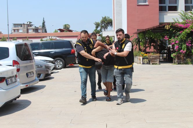MEZARLIKTA KAPKAÇ YAPTILAR, ÇALDIKLARI TELEFONDAN 97 BİN TL AKTARDILAR