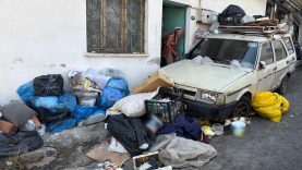 İZMİR'DE APARTMANDA 'ÇÖP EV' İSYANI