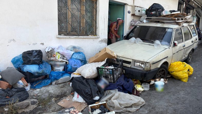 İZMİR'DE APARTMANDA 'ÇÖP EV' İSYANI
