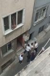 BEYOĞLU'NDA ENİŞTESİNİN DÜKKANINDA SAÇINI YAPTIRDI, PARA TARTIŞMASI SONRASI ORTALIK KARIŞTI EVİ BASAN 9 KİŞİ GÖZALTINA ALINDI