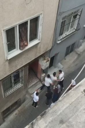 BEYOĞLU'NDA ENİŞTESİNİN DÜKKANINDA SAÇINI YAPTIRDI, PARA TARTIŞMASI SONRASI ORTALIK KARIŞTI EVİ BASAN 9 KİŞİ GÖZALTINA ALINDI
