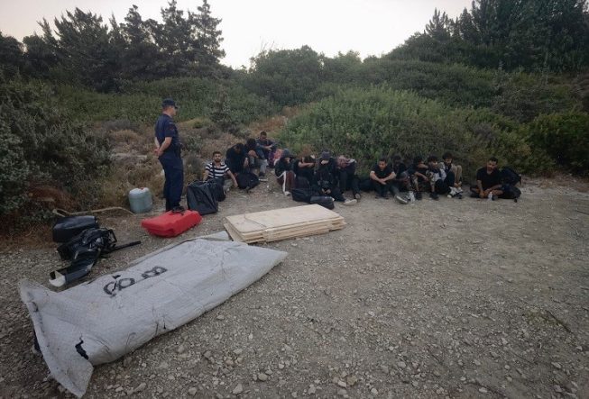 ÇEŞME'DE 16 DÜZENSİZ GÖÇMEN YAKALANDI