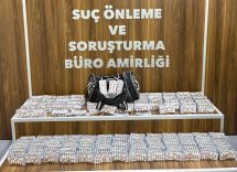 İZMİR'DE ZEHİR TACİRLERİNE OPERASYON: 9 BİN UYUŞTURUCU HAP ELE GEÇİRİLDİ