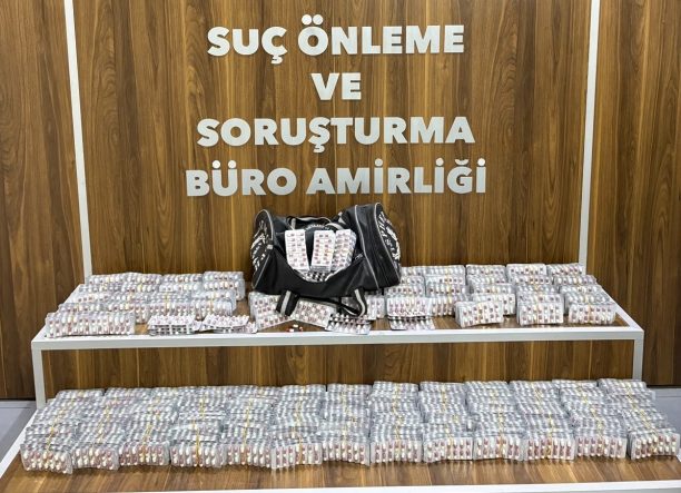 İZMİR'DE ZEHİR TACİRLERİNE OPERASYON: 9 BİN UYUŞTURUCU HAP ELE GEÇİRİLDİ