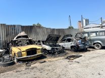 OTOMOBİL YANGINI DİĞER ARAÇLARA SIÇRADI: 4 ARAÇ KÜLE DÖNDÜ