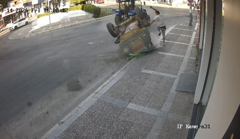 İZMİR'DE TRAKTÖRDEN FIRLAYAN TANKER YAYAYI EZİYORDU