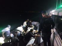 İZMİR AÇIKLARINDA 21 DÜZENSİZ GÖÇMEN YAKALANDI, 31 GÖÇMEN KURTARILDI