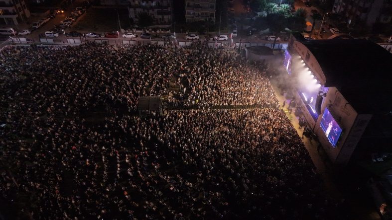 ALİAĞA SANAT GÜNLERİ'NDE ÜÇÜNCÜ HAFTA TİYATRO VE MÜZİKLE RENKLENDİ GÖKSEL'DEN ALİAĞA'DA UNUTULMAZ KONSER