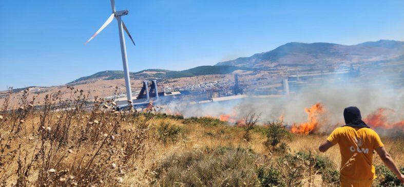 İZMİR ALİAĞA'DA FABRİKALAR BÖLGESİNDEKİ YANGIN KONTROL ALTINA ALINDI