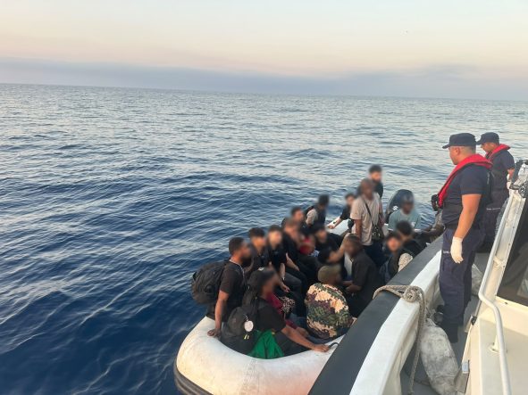 İZMİR AÇIKLARINDA 44 DÜZENSİZ GÖÇMEN YAKALANDI