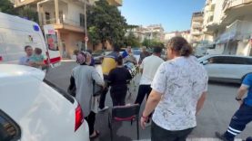 OTOMOBİLE ÇARPMAMAK İÇİN FRENE BASTI: MOTORLU BİSİKLETİYLE DEVRİLDİ OTOMOBİLİN ALTINDA KALMAKTAN SON ANDA KURTULDU KAZA ANI GÜVENLİK KAMERASINA YANSIDI
