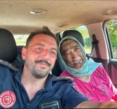 HASTALIĞINI UNUTTU, ALEVLERE KOŞTU...65 YAŞINDAKİ HANİFE TEYZE ALEVLERİN ÖNÜNE GEÇTİ ALEVLERLE MÜCADELE EDİP YÜZÜ SİMSİYAH OLAN HANİFE TİRYAKİ'Yİ İTFAİYE EKİPLERİ EVİNE BIRAKTI, BİR GÜN SONRA İTFAİYE EKİBİ EVİNDE ZİYARET ETTİĞİ TİRYAKİ'YE TEŞEKKÜR ETTİ