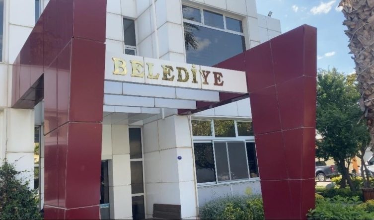 SEFERİHİSAR'IN TUTUKLU ESKİ BELEDİYE BAŞKANI'NIN MAKAM SÜRÜCÜSÜ GÖZALTINA ALINDI