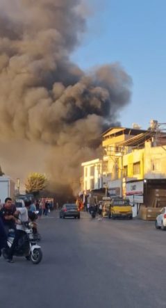 İZMİR'DE İŞ YERİ YANGINI: PATLAMA SESLERİ PANİĞE NEDEN OLDU