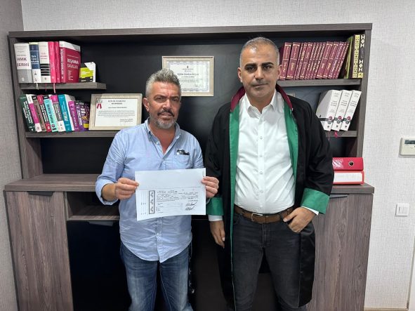 BANKADA 500 BİN DOLAR DEĞERİNDEKİ SENEDİNİN KAYBOLDUĞUNU İLERİ SÜREN VATANDAŞ SUÇ DUYURUSUNDA BULUNDU MADDİ OLARAK BÜYÜK BİR YIKIM YAŞAYAN ŞAHIS, VARLIKLI BİR DURUMDAYKEN YENİDEN MAAŞLI OLARAK ÇALIŞMAYA BAŞLAMAK ZORUNDA KALDIĞINI SÖYLEDİ