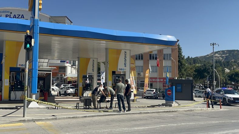 BURDUR'DA ŞÜPHELİ ÇANTA FÜNYE İLE PATLATILDI ÇANTADAN KIYAFET ÇIKTI