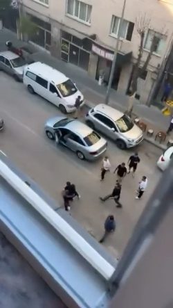 TRAFİK DURDU, CADDE RİNGE DÖNDÜ.. O ANLAR KAMERADA