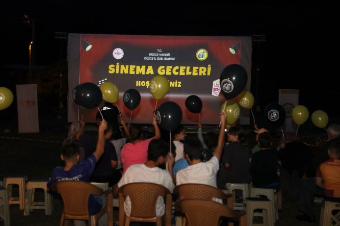 HASANLAR KÖYÜNDE NOSTALJİ DOLU AÇIK HAVA SİNEMASI