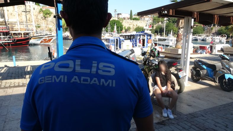 DENİZDE MAHSUR KALAN 15 YAŞINDAKİ KIZ ÇOCUĞU KURTARILDI DENİZ POLİSİ EKİPLERİNCE BOTA ALINAN ÇOCUK, ANNESİNE TESLİM EDİLDİ