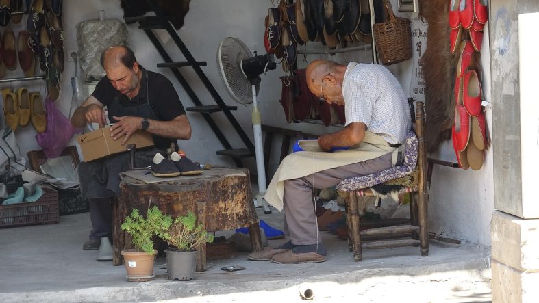 KİLİS'TE EL EMEĞİ YEMENİLER USTALARIN ELLERİNDE HAYAT BULUYOR KİLİS'TE YEMENİCİLİĞİN EMEKTAR USTALARI MESLEĞİ YAŞATMAYA ÇALIŞIYOR