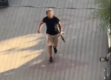 KAPISINA POMPALI TÜFEKLE DAYANDI, SOKAKTA TERÖR ESTİRDİ