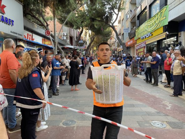 30 KİLOLUK KELTERLERLE KIYASIYA YARIŞTILAR ALAŞEHİR'DE ÜZÜM FESTİVALİ RENKLİ BAŞLADI