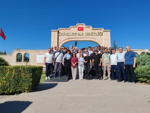 KÜTAHYA'DA 121 OKUL MÜDÜRÜ DUMLUPINAR'IN TARİHİ MİRASINI YERİNDE İNCELEDİ