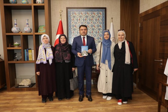 "EVLİYALAR ŞEHRİ KÜTAHYA" KİTABI VALİ MUSA IŞIN'A TAKDİM EDİLDİ