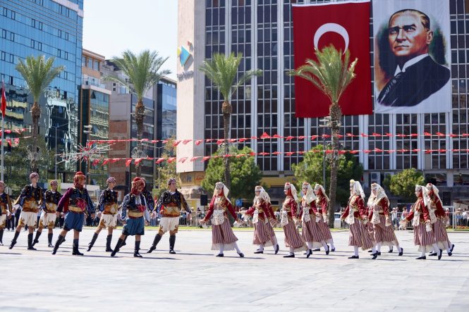 İZMİR, KURTULUŞUNUN 104. YILINI COŞKUYLA KUTLAMAYA HAZIRLANIYOR 9 EYLÜL'DE İZMİR'DE ZAFER COŞKUSU YAŞANACAK; SOLOTÜRK KENTİN SEMALARINDA GÖSTERİ UÇUŞU GERÇEKLEŞTİRECEK